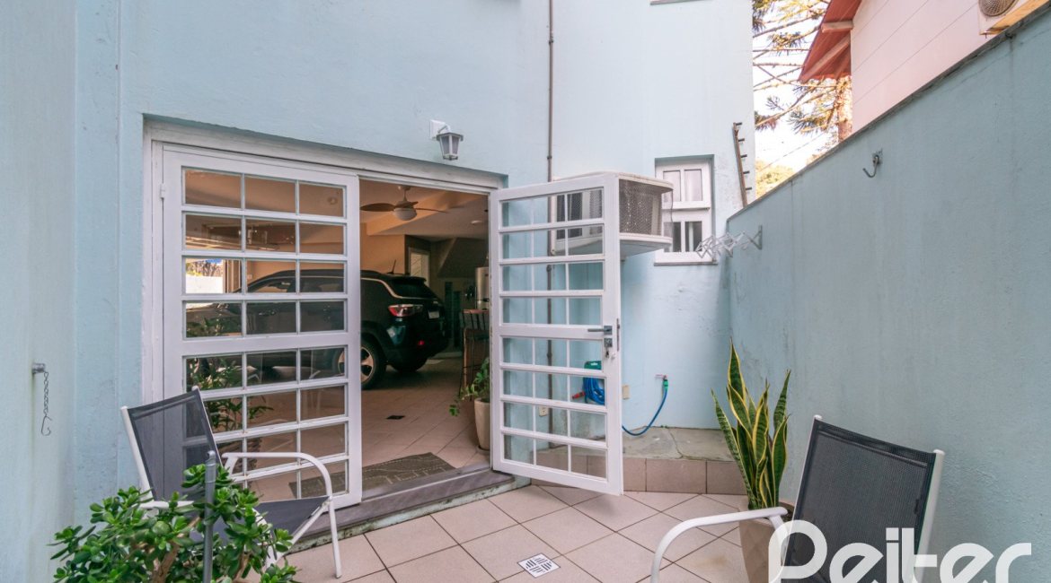 Casa em Condomínio à venda com 179m², 3 dormitórios, 1 suíte, 3 vagas, no bairro Tristeza em Porto Alegre