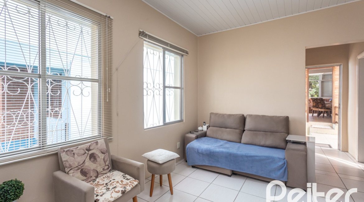 Casa à venda com 120m², 2 dormitórios, 5 vagas, no bairro Tristeza em Porto Alegre