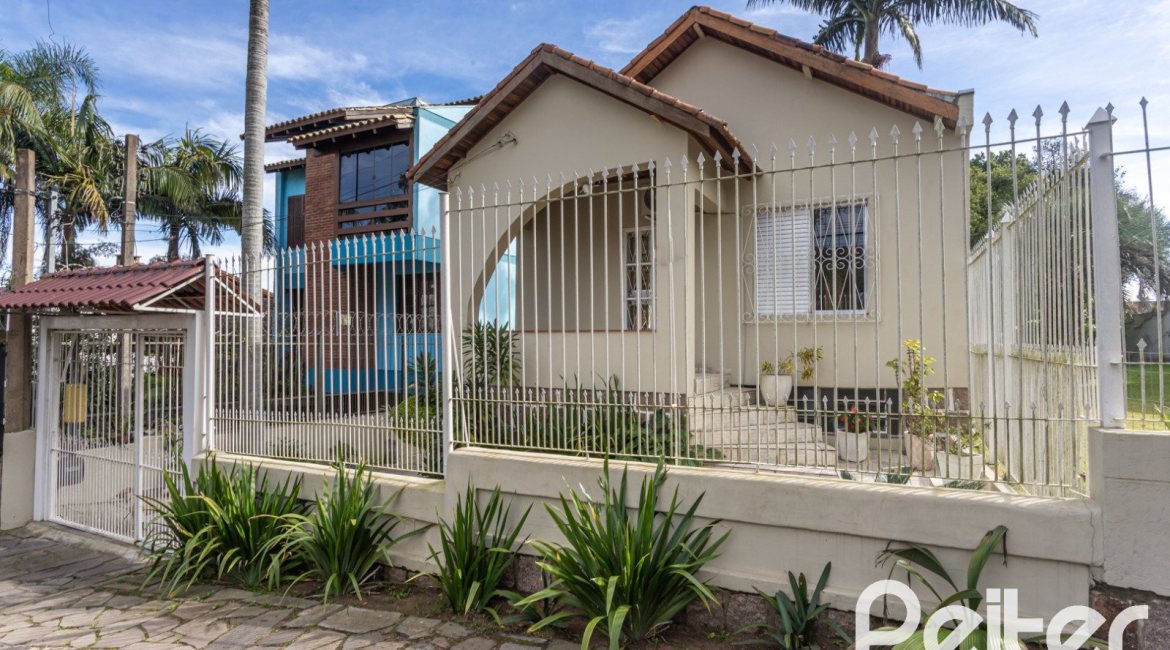 Casa à venda com 120m², 2 dormitórios, 5 vagas, no bairro Tristeza em Porto Alegre
