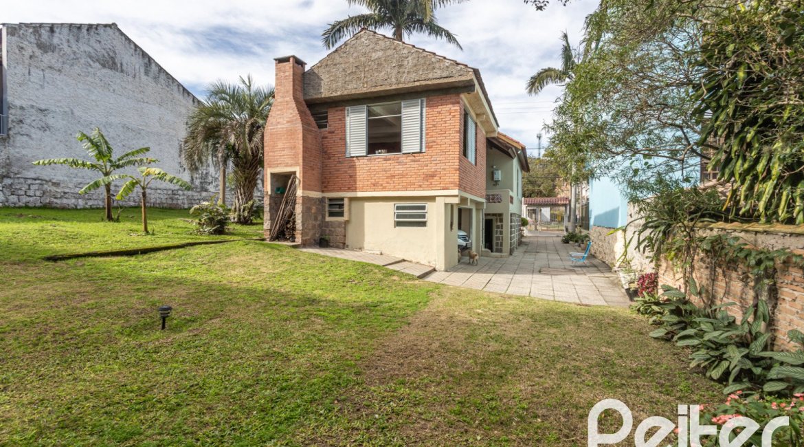 Casa à venda com 120m², 2 dormitórios, 5 vagas, no bairro Tristeza em Porto Alegre