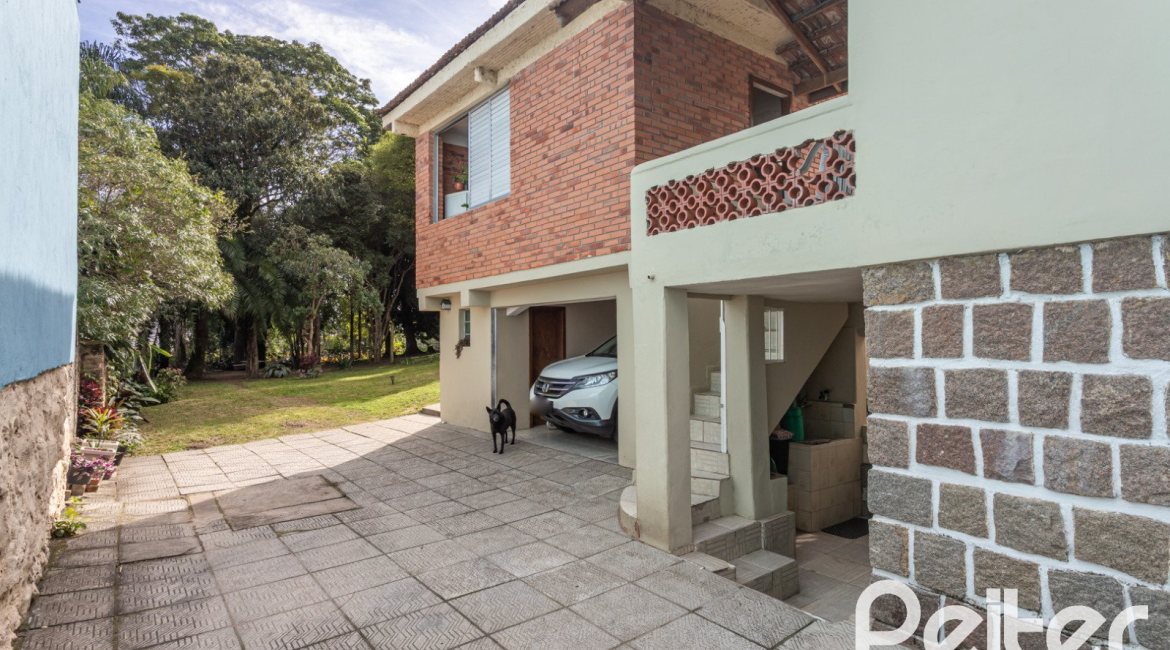 Casa à venda com 120m², 2 dormitórios, 5 vagas, no bairro Tristeza em Porto Alegre