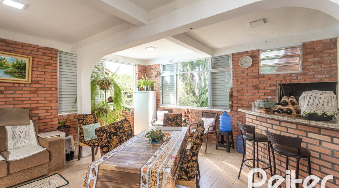 Casa à venda com 120m², 2 dormitórios, 5 vagas, no bairro Tristeza em Porto Alegre