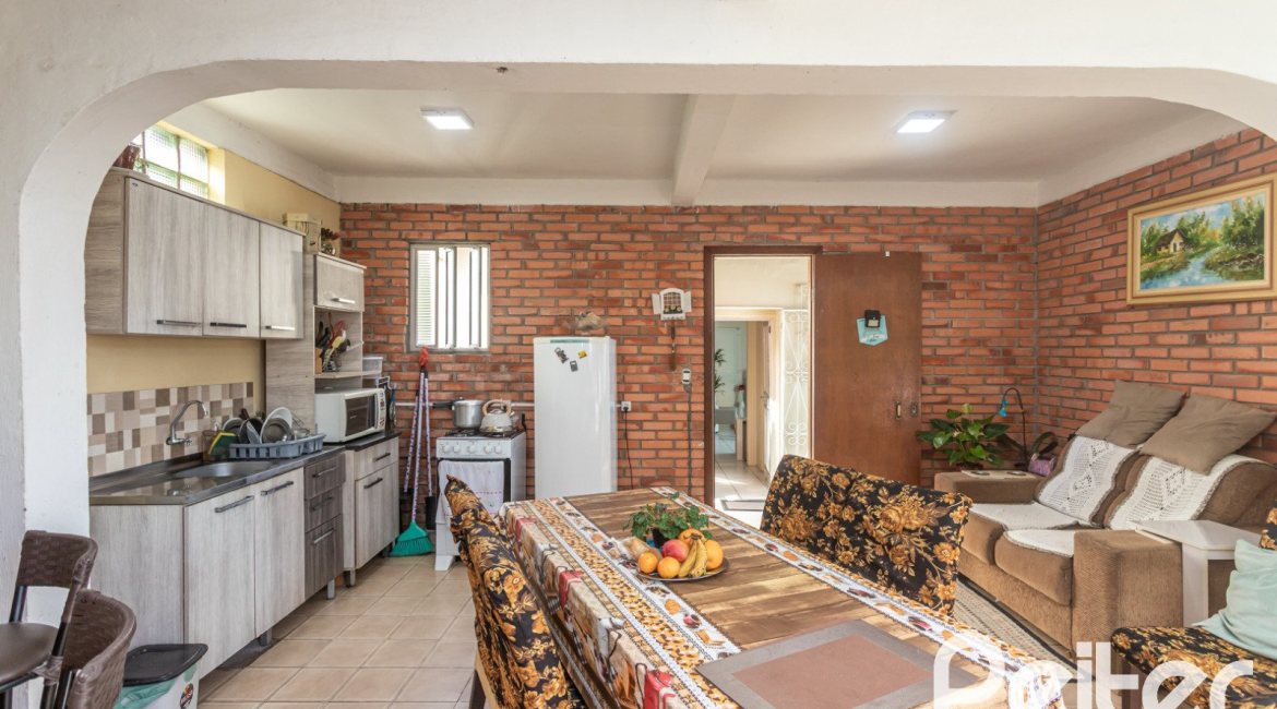 Casa à venda com 120m², 2 dormitórios, 5 vagas, no bairro Tristeza em Porto Alegre