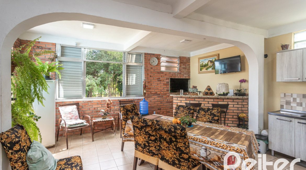 Casa à venda com 120m², 2 dormitórios, 5 vagas, no bairro Tristeza em Porto Alegre