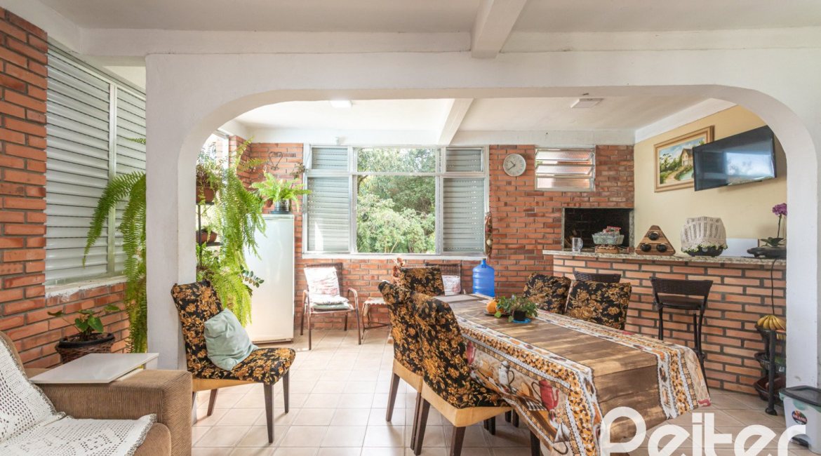 Casa à venda com 120m², 2 dormitórios, 5 vagas, no bairro Tristeza em Porto Alegre