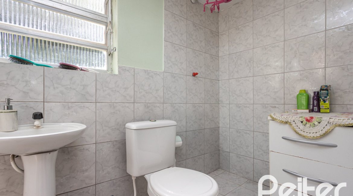 Casa à venda com 120m², 2 dormitórios, 5 vagas, no bairro Tristeza em Porto Alegre