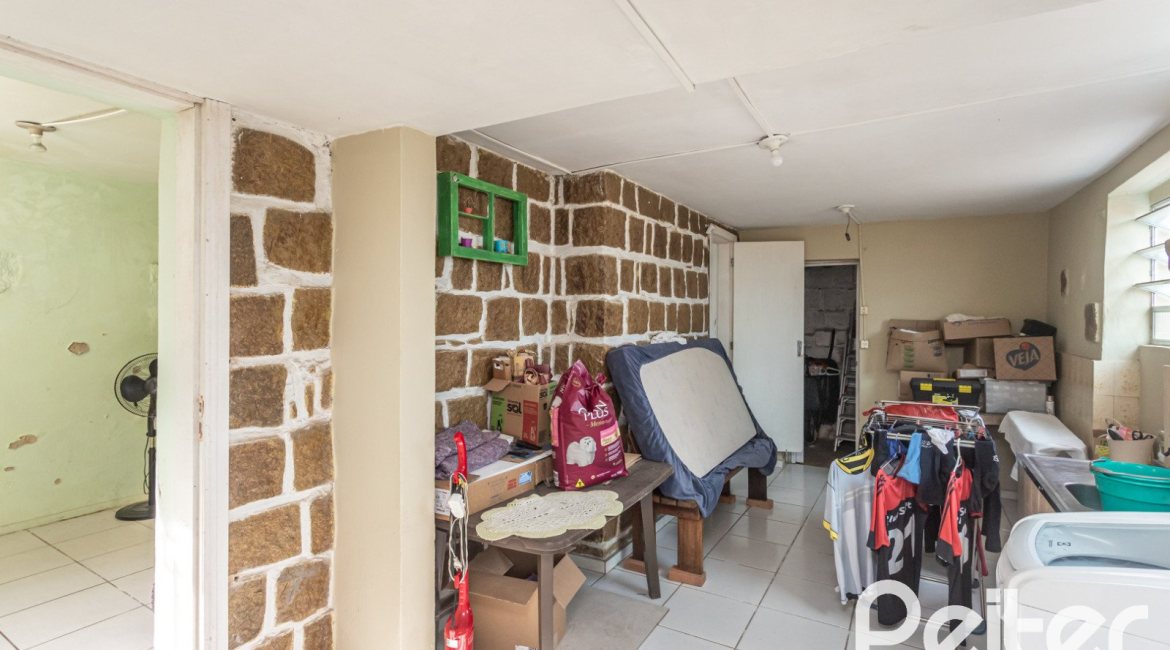 Casa à venda com 120m², 2 dormitórios, 5 vagas, no bairro Tristeza em Porto Alegre