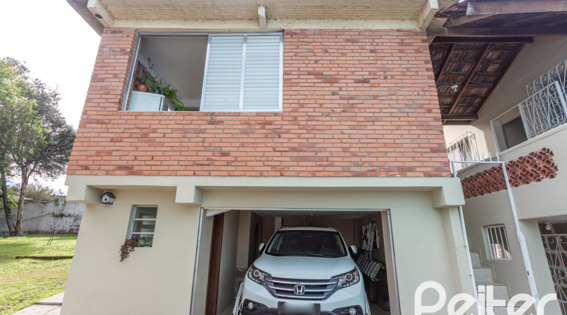 Casa à venda com 120m², 2 dormitórios, 5 vagas, no bairro Tristeza em Porto Alegre