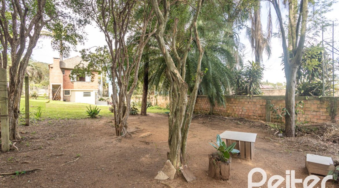 Casa à venda com 120m², 2 dormitórios, 5 vagas, no bairro Tristeza em Porto Alegre