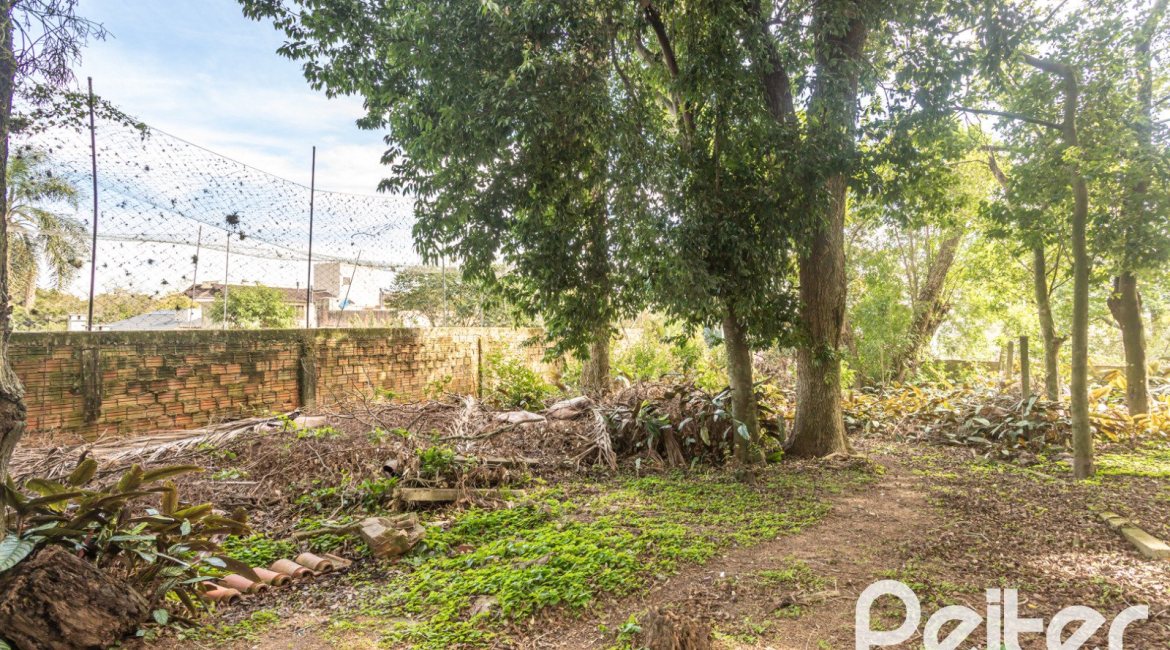 Casa à venda com 120m², 2 dormitórios, 5 vagas, no bairro Tristeza em Porto Alegre
