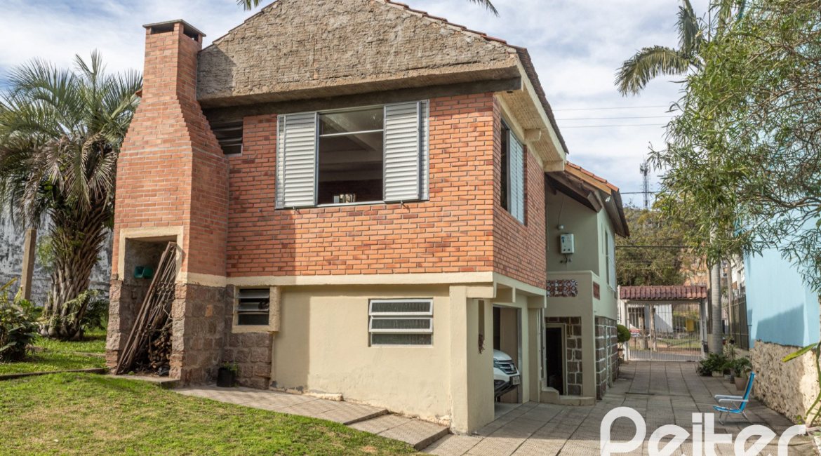 Casa à venda com 120m², 2 dormitórios, 5 vagas, no bairro Tristeza em Porto Alegre