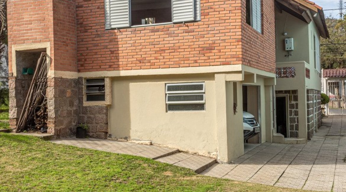 Casa à venda com 120m², 2 dormitórios, 5 vagas, no bairro Tristeza em Porto Alegre