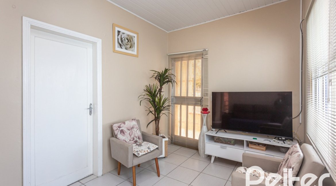 Casa à venda com 120m², 2 dormitórios, 5 vagas, no bairro Tristeza em Porto Alegre