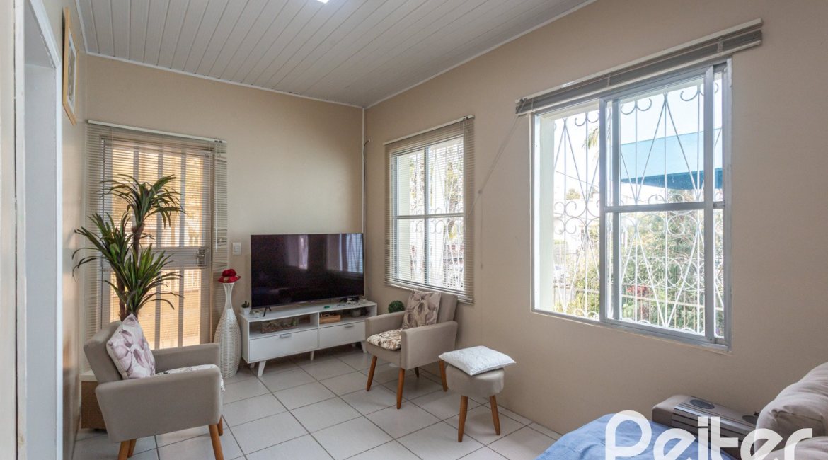 Casa à venda com 120m², 2 dormitórios, 5 vagas, no bairro Tristeza em Porto Alegre