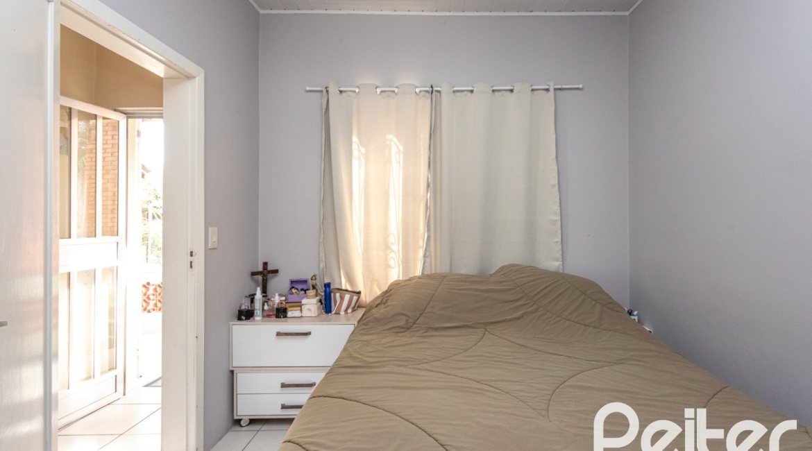 Casa à venda com 120m², 2 dormitórios, 5 vagas, no bairro Tristeza em Porto Alegre