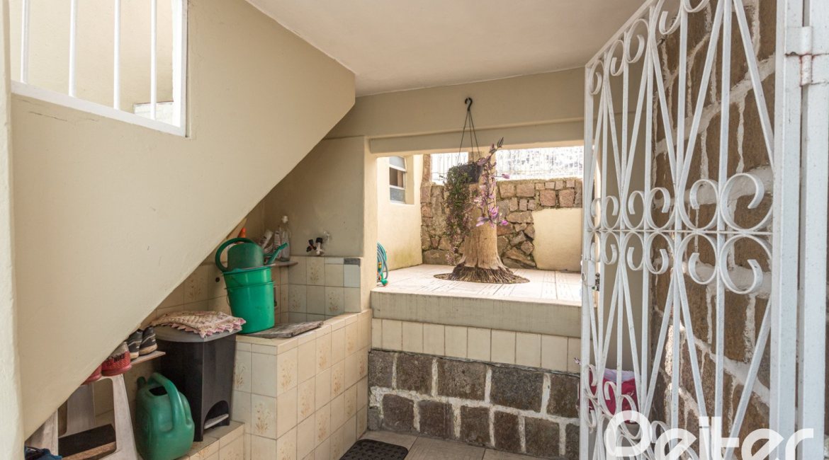 Casa à venda com 120m², 2 dormitórios, 5 vagas, no bairro Tristeza em Porto Alegre