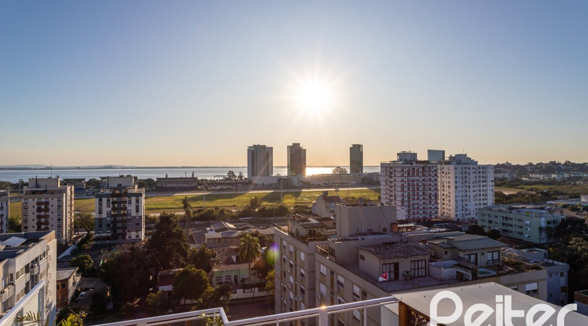 Cobertura à venda com 207m², 3 dormitórios, 1 suíte, 4 vagas, no bairro Cristal em Porto Alegre