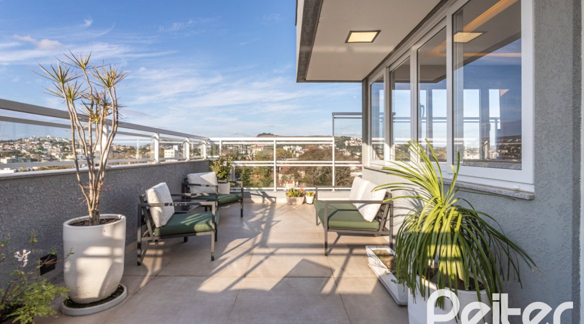 Cobertura à venda com 207m², 3 dormitórios, 1 suíte, 4 vagas, no bairro Cristal em Porto Alegre