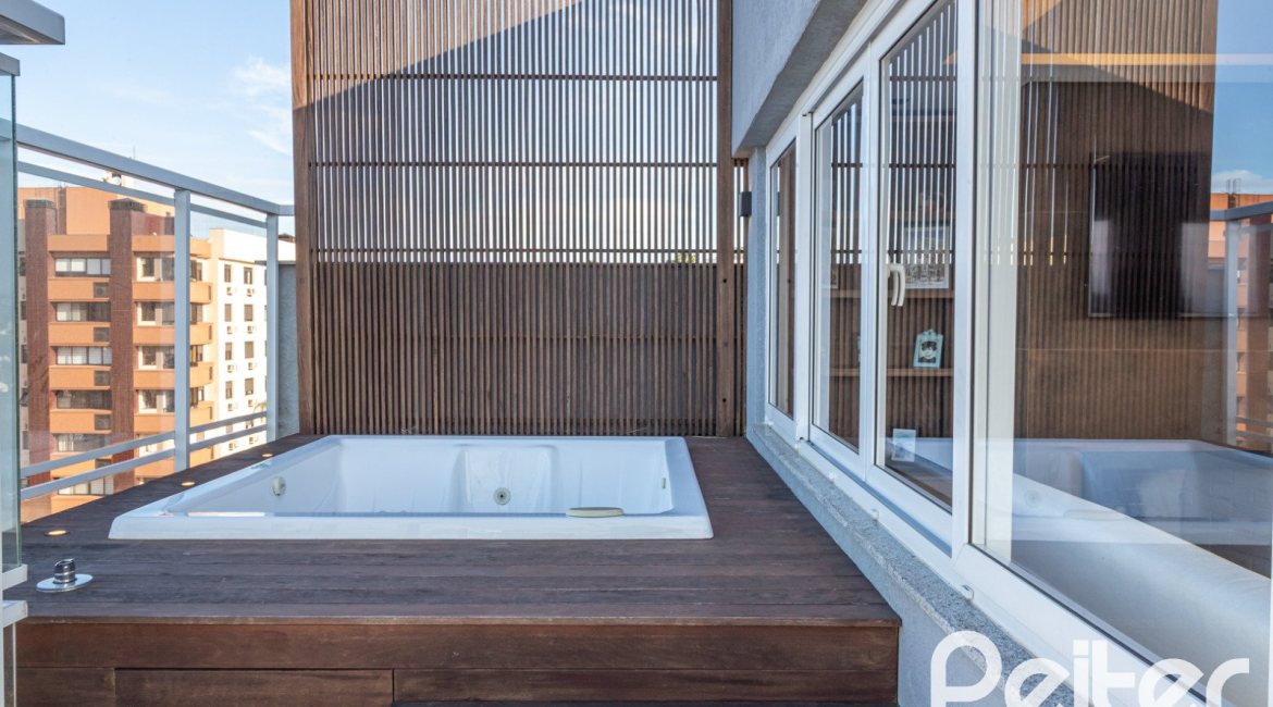 Cobertura à venda com 207m², 3 dormitórios, 1 suíte, 4 vagas, no bairro Cristal em Porto Alegre