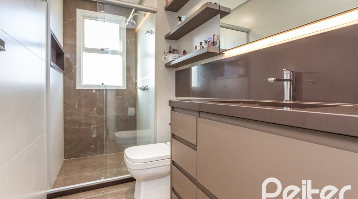 Cobertura à venda com 207m², 3 dormitórios, 1 suíte, 4 vagas, no bairro Cristal em Porto Alegre