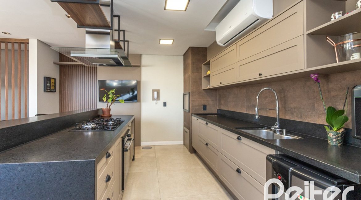 Cobertura à venda com 207m², 3 dormitórios, 1 suíte, 4 vagas, no bairro Cristal em Porto Alegre