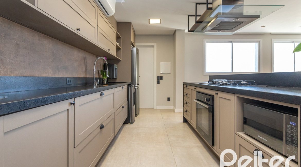 Cobertura à venda com 207m², 3 dormitórios, 1 suíte, 4 vagas, no bairro Cristal em Porto Alegre