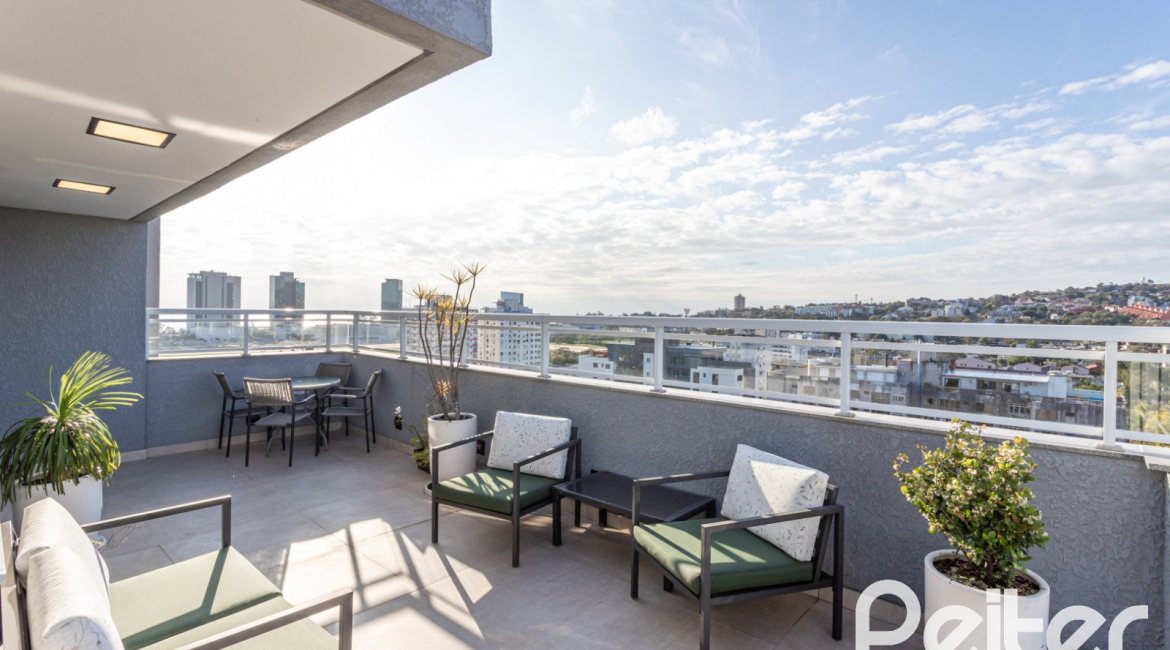 Cobertura à venda com 207m², 3 dormitórios, 1 suíte, 4 vagas, no bairro Cristal em Porto Alegre