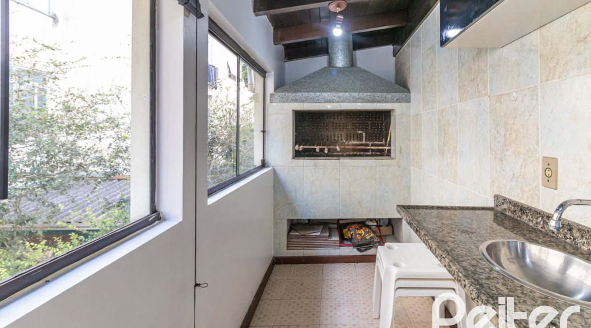 Apartamento à venda com 66m², 2 dormitórios, no bairro Santana em Porto Alegre