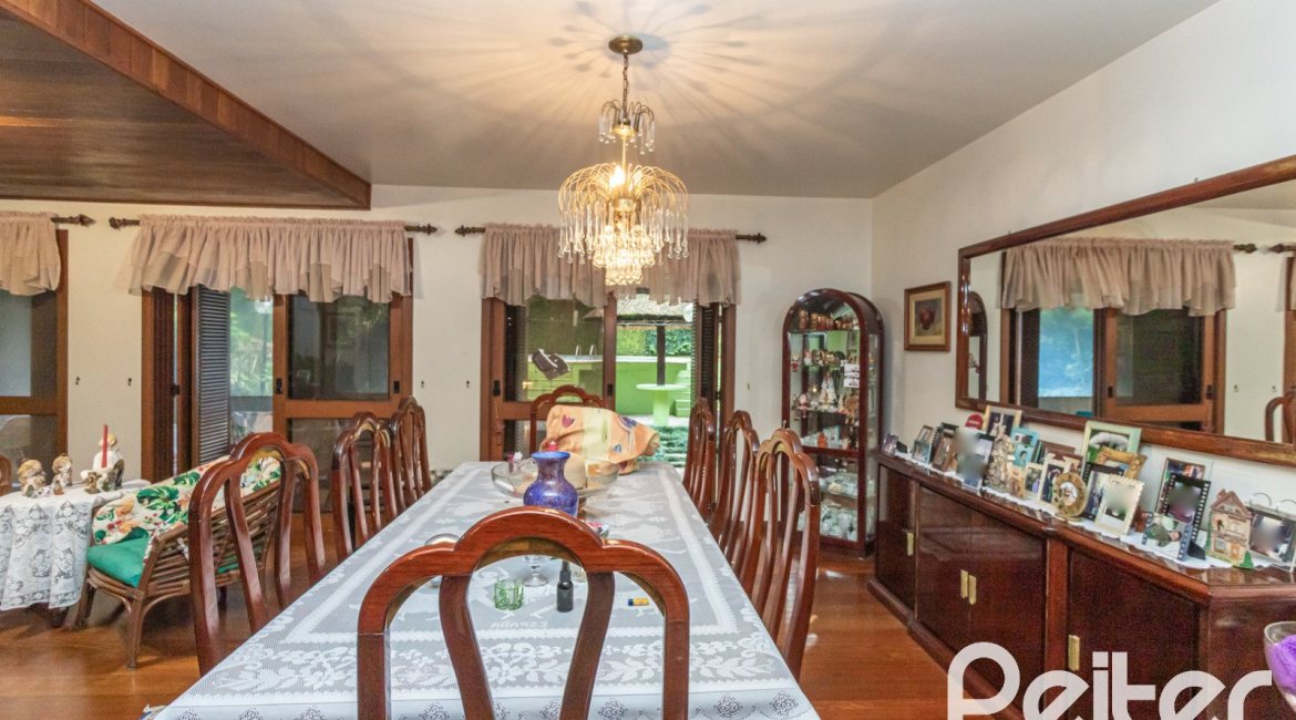 Casa à venda com 495m², 3 dormitórios, 2 suítes, 2 vagas, no bairro Jardim Isabel em Porto Alegre