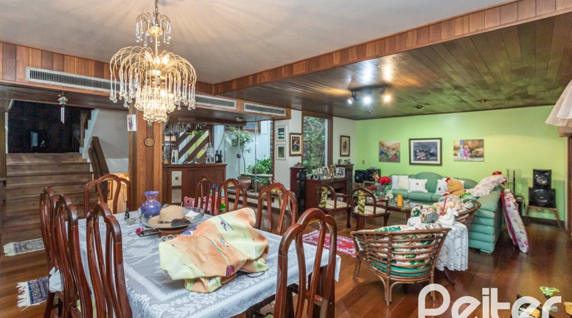 Casa à venda com 495m², 3 dormitórios, 2 suítes, 2 vagas, no bairro Jardim Isabel em Porto Alegre