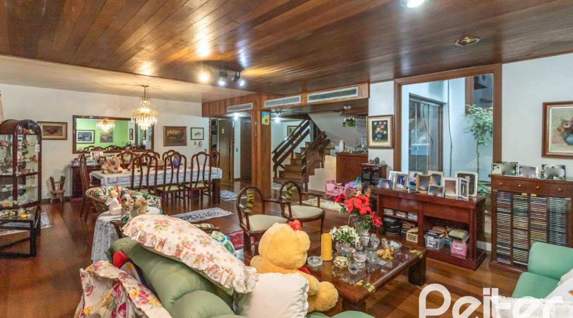 Casa à venda com 495m², 3 dormitórios, 2 suítes, 2 vagas, no bairro Jardim Isabel em Porto Alegre