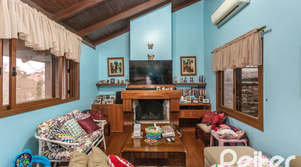 Casa à venda com 495m², 3 dormitórios, 2 suítes, 2 vagas, no bairro Jardim Isabel em Porto Alegre