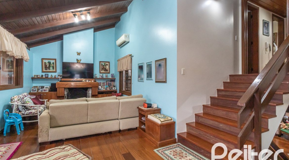 Casa à venda com 495m², 3 dormitórios, 2 suítes, 2 vagas, no bairro Jardim Isabel em Porto Alegre