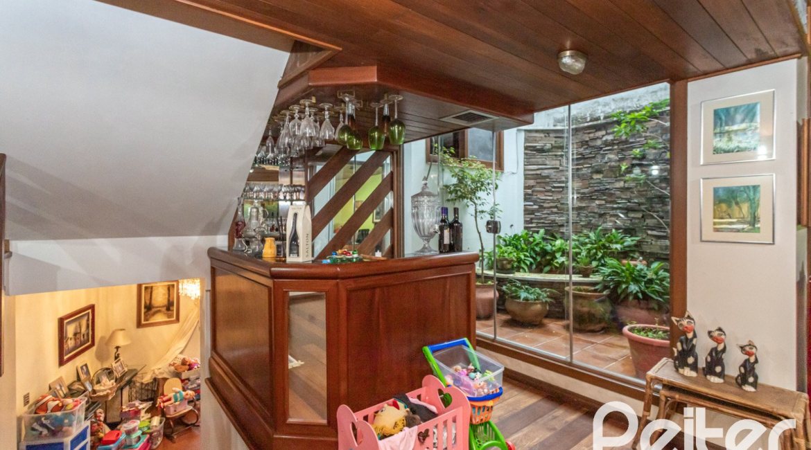 Casa à venda com 495m², 3 dormitórios, 2 suítes, 2 vagas, no bairro Jardim Isabel em Porto Alegre