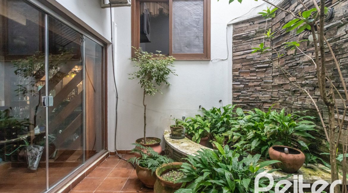 Casa à venda com 495m², 3 dormitórios, 2 suítes, 2 vagas, no bairro Jardim Isabel em Porto Alegre