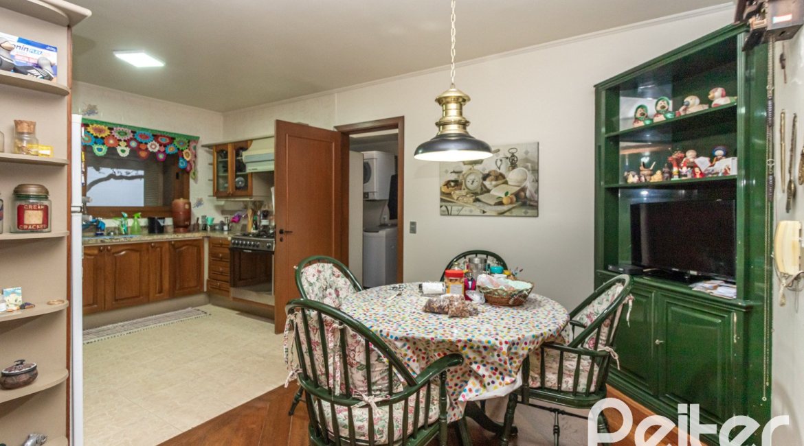 Casa à venda com 495m², 3 dormitórios, 2 suítes, 2 vagas, no bairro Jardim Isabel em Porto Alegre