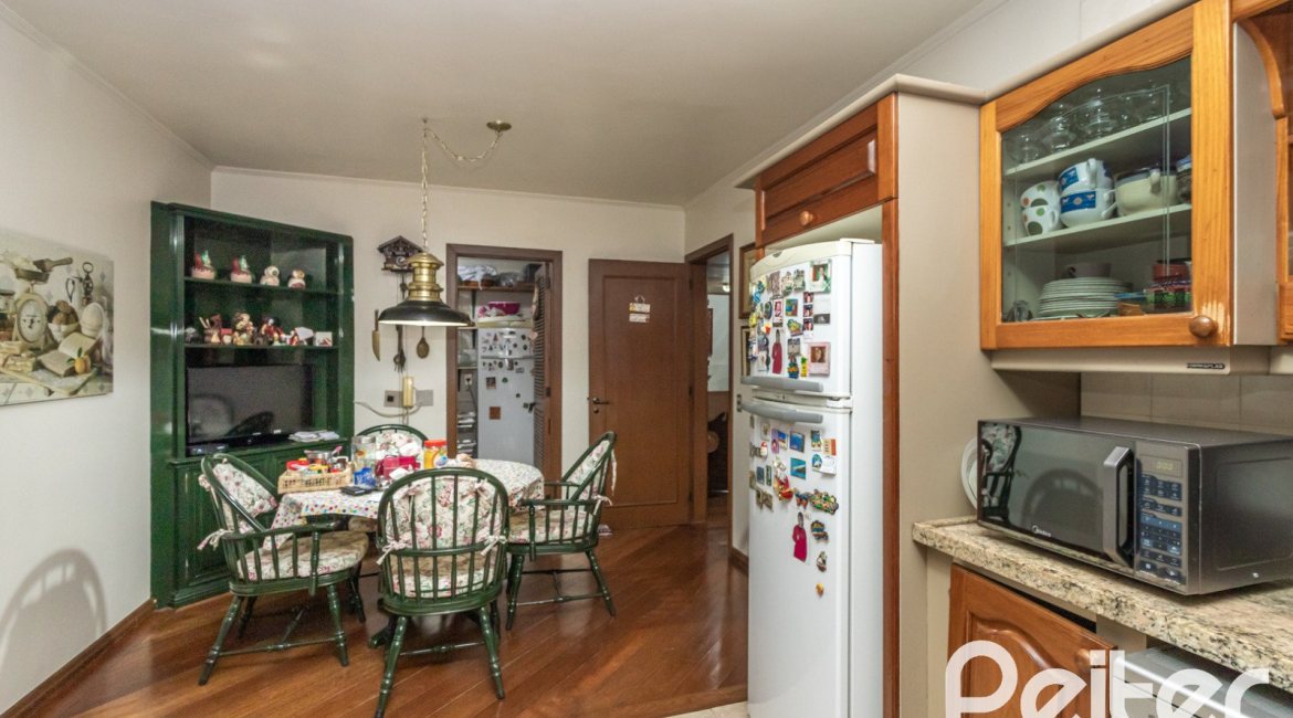 Casa à venda com 495m², 3 dormitórios, 2 suítes, 2 vagas, no bairro Jardim Isabel em Porto Alegre