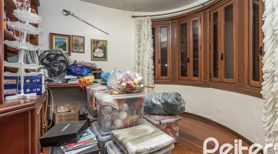 Casa à venda com 495m², 3 dormitórios, 2 suítes, 2 vagas, no bairro Jardim Isabel em Porto Alegre