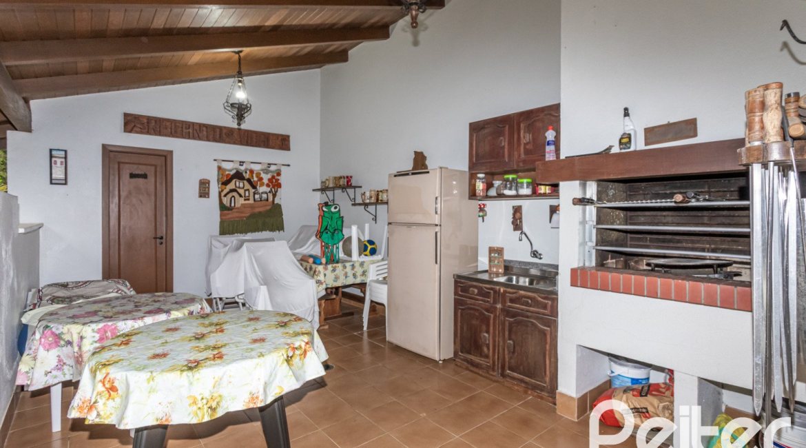 Casa à venda com 495m², 3 dormitórios, 2 suítes, 2 vagas, no bairro Jardim Isabel em Porto Alegre
