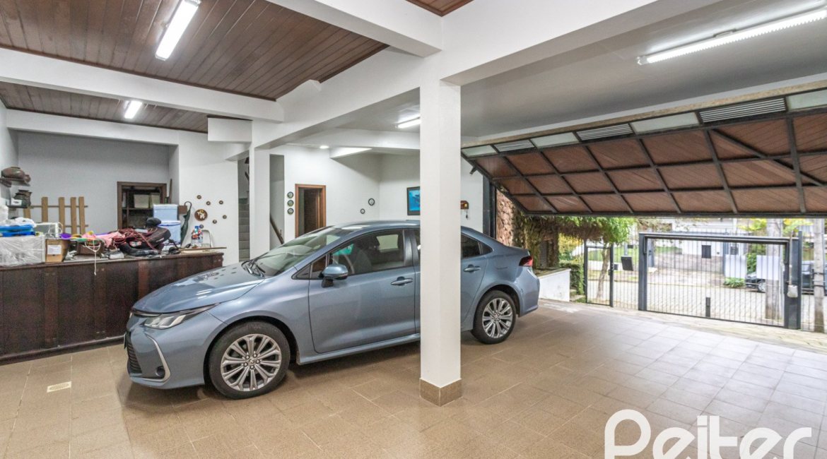 Casa à venda com 495m², 3 dormitórios, 2 suítes, 2 vagas, no bairro Jardim Isabel em Porto Alegre