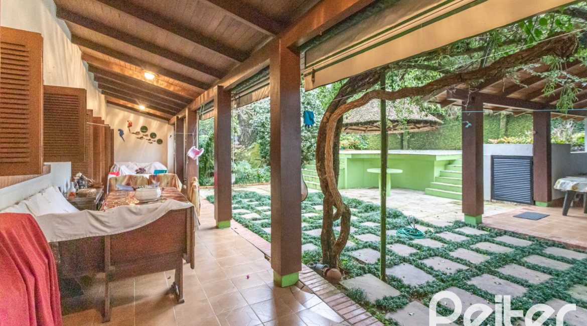 Casa à venda com 495m², 3 dormitórios, 2 suítes, 2 vagas, no bairro Jardim Isabel em Porto Alegre