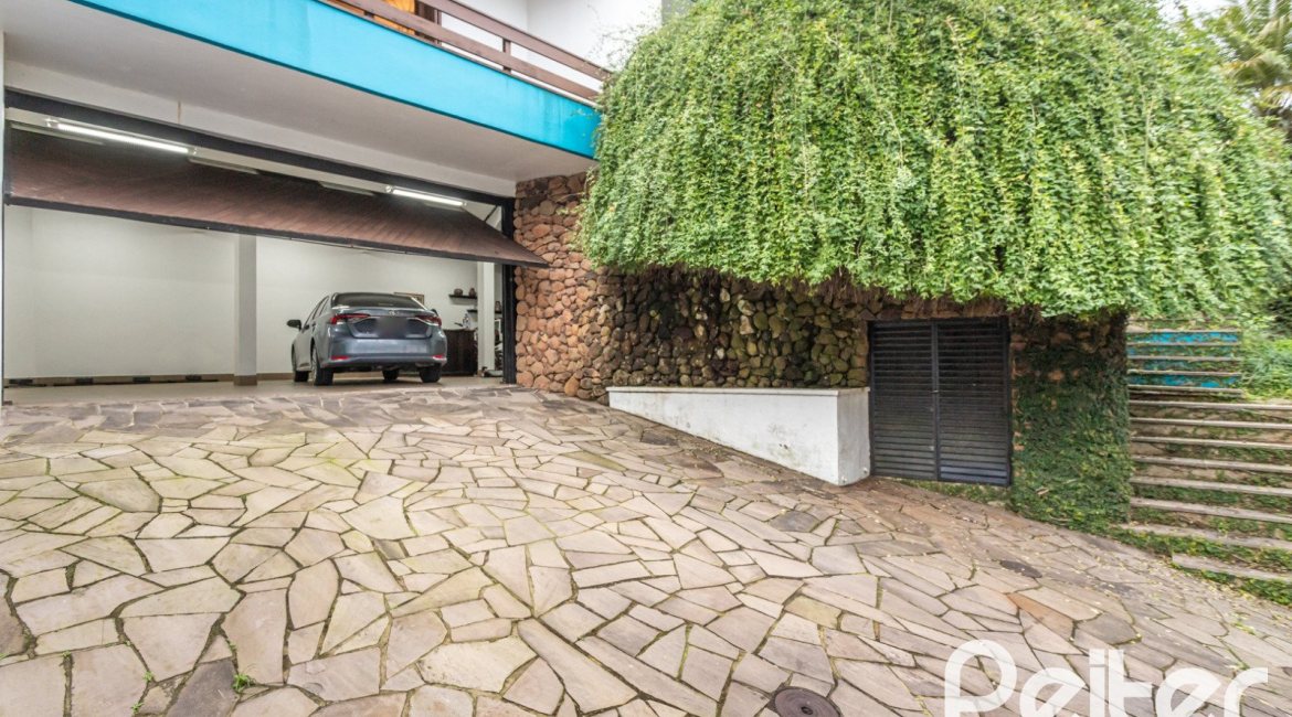 Casa à venda com 495m², 3 dormitórios, 2 suítes, 2 vagas, no bairro Jardim Isabel em Porto Alegre