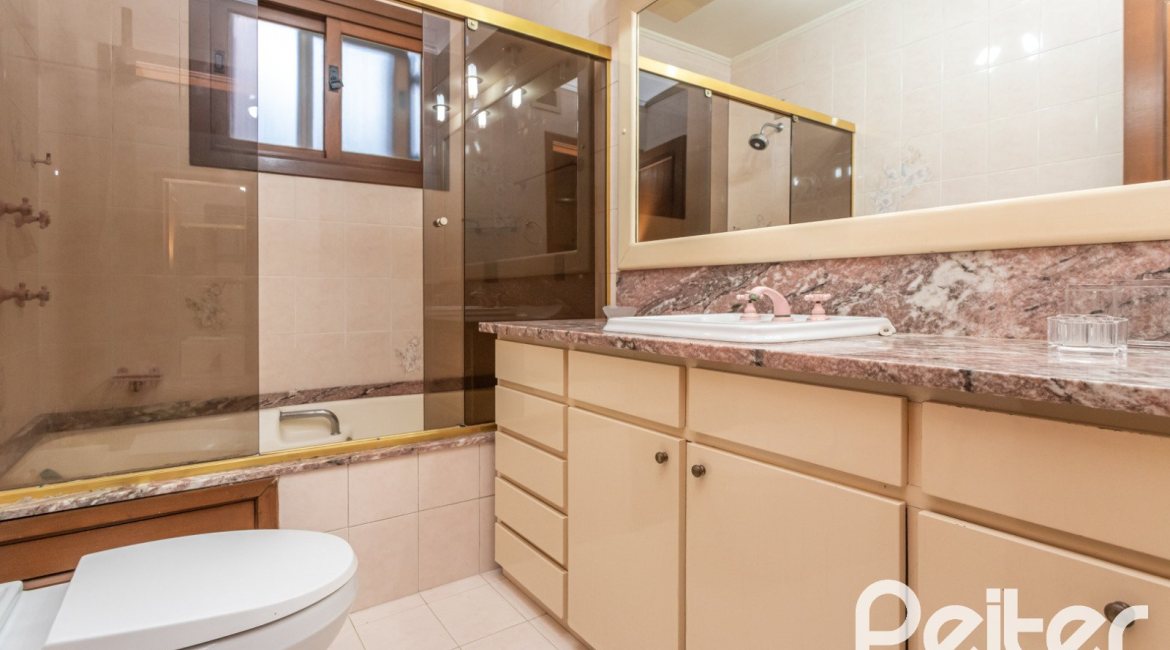 Casa à venda com 495m², 3 dormitórios, 2 suítes, 2 vagas, no bairro Jardim Isabel em Porto Alegre