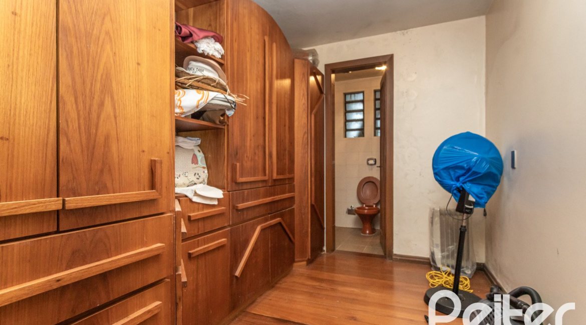 Casa à venda com 495m², 3 dormitórios, 2 suítes, 2 vagas, no bairro Jardim Isabel em Porto Alegre