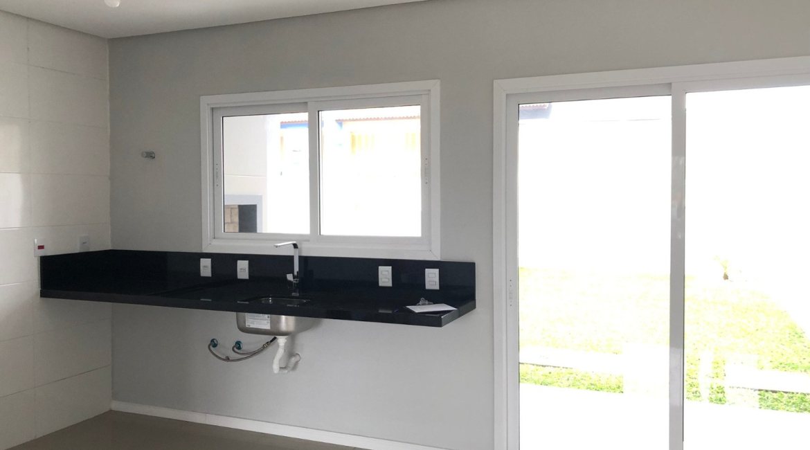 Casa à venda com 115m², 3 dormitórios, 1 suíte, 2 vagas, no bairro Hípica em Porto Alegre