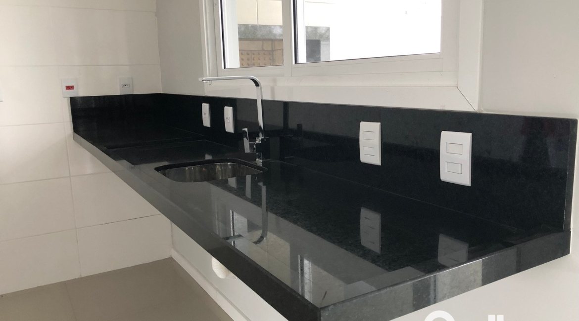 Casa à venda com 115m², 3 dormitórios, 1 suíte, 2 vagas, no bairro Hípica em Porto Alegre