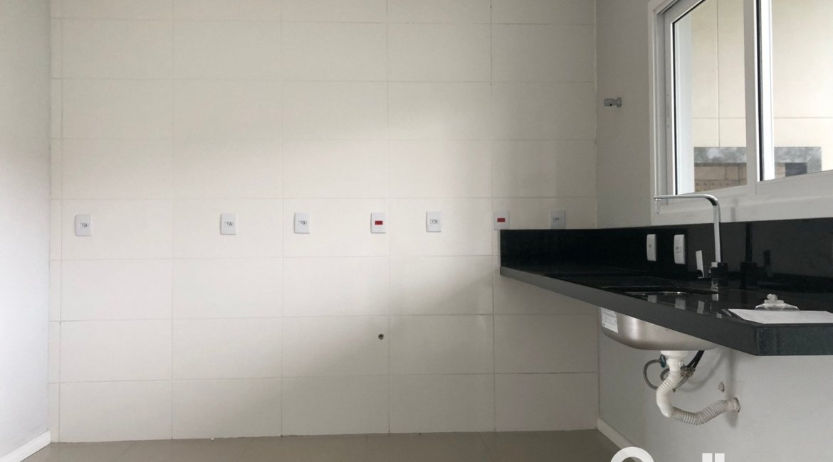 Casa à venda com 115m², 3 dormitórios, 1 suíte, 2 vagas, no bairro Hípica em Porto Alegre