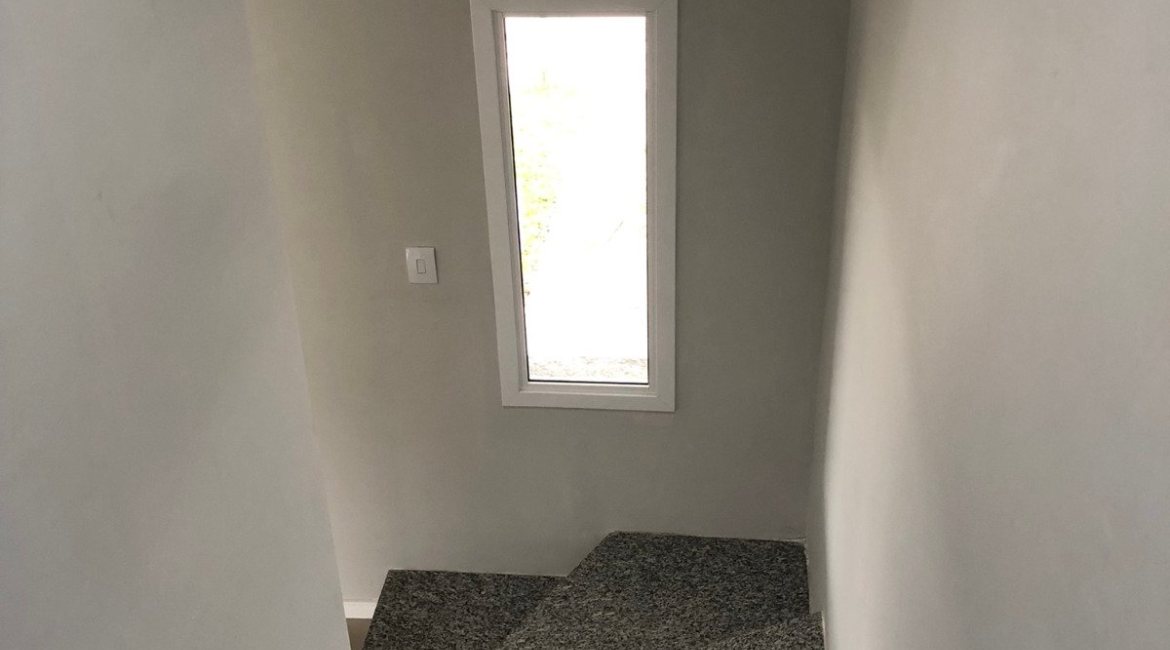 Casa à venda com 115m², 3 dormitórios, 1 suíte, 2 vagas, no bairro Hípica em Porto Alegre