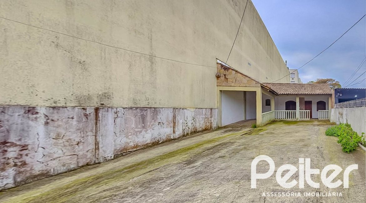 Casa à venda com 196m², 2 dormitórios, 1 suíte, 4 vagas, no bairro Tristeza em Porto Alegre