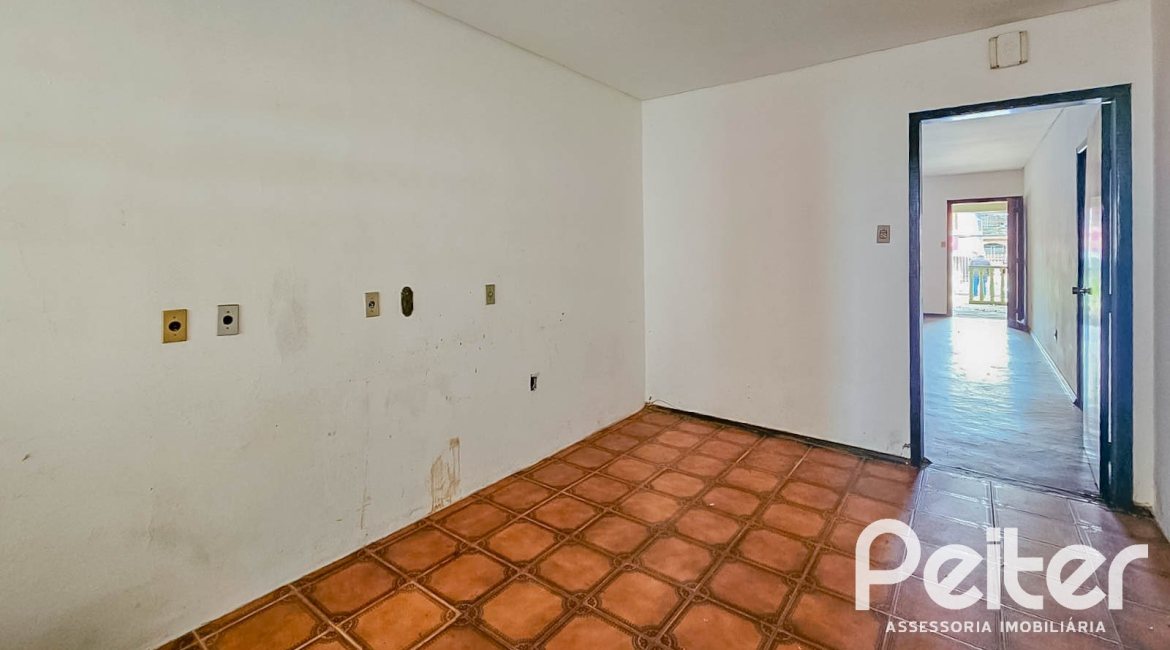Casa à venda com 196m², 2 dormitórios, 1 suíte, 4 vagas, no bairro Tristeza em Porto Alegre